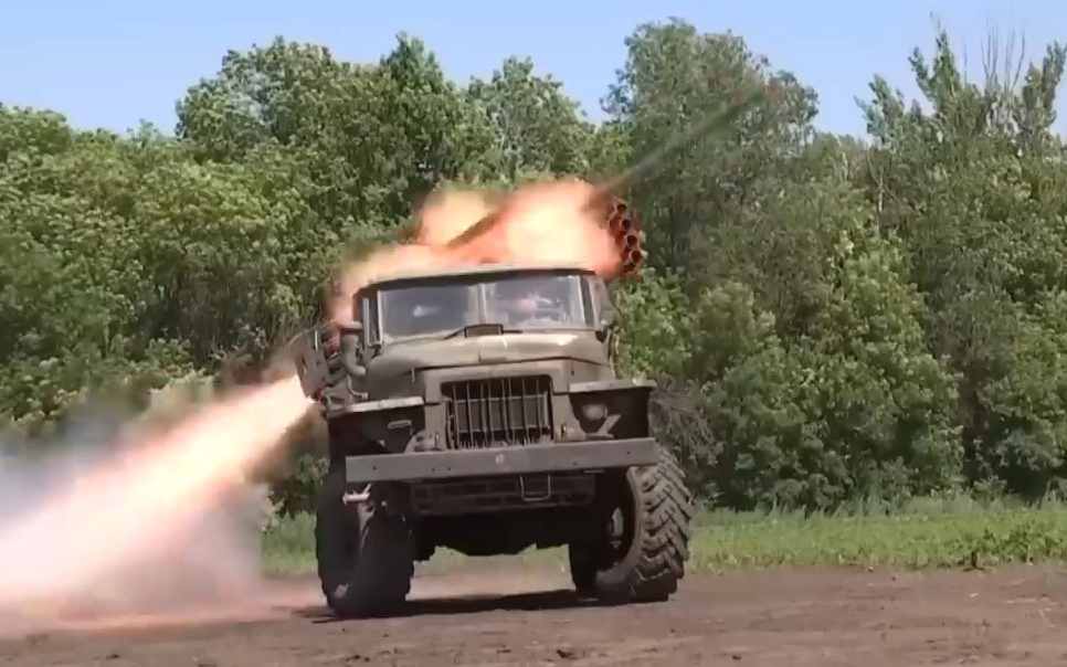 Pháo phóng loạt Nga dội bão lửa lên các mục tiêu Ukraine